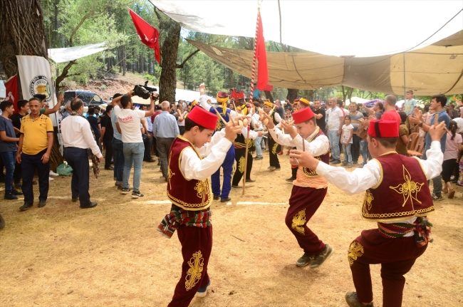 Antalya'da 600 yıllık düğün alayı geleneği sergilendi